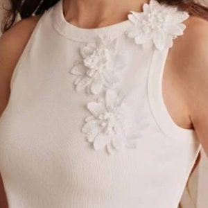 Anewsta Elegant White 3D Floral Crew Neck Fitted Knit Camisole